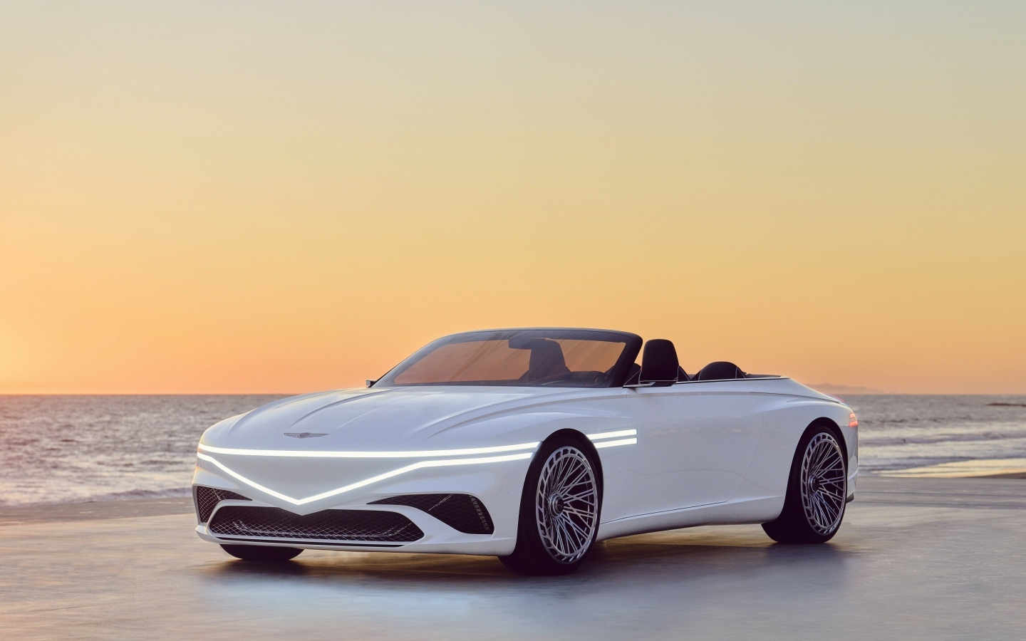 Белый автомобиль Genesis X  2023 года у моря