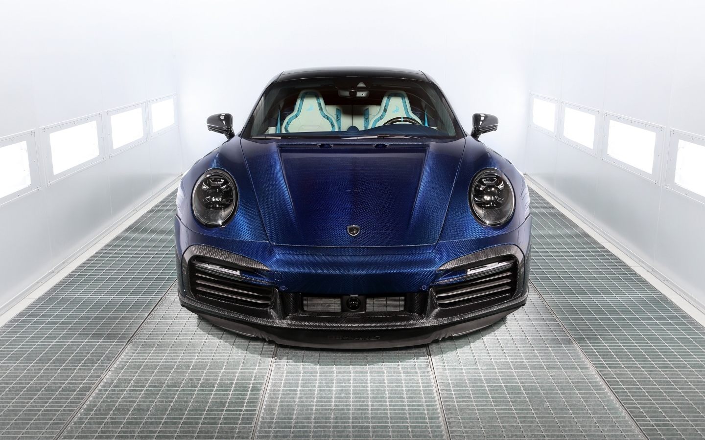 Синий автомобиль  Porsche 911 Turbo S Stinger GTR вид спереди