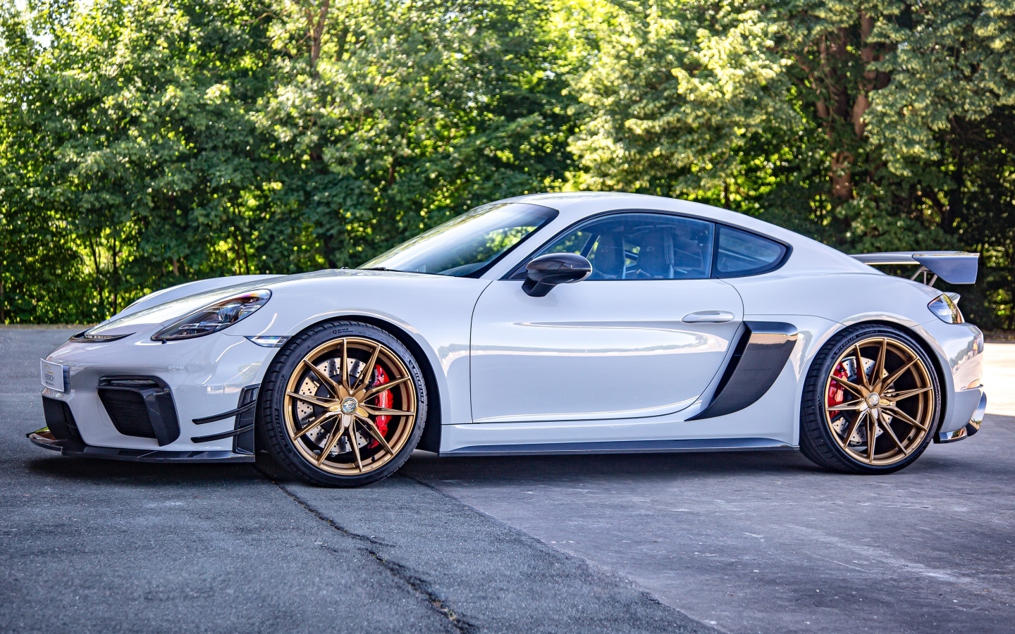 Автомобиль Porsche 718 Cayman GT4 вид сбоку