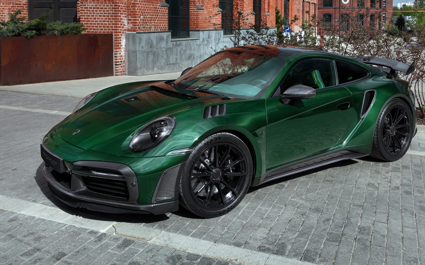 Зеленый автомобиль Porsche 911 Turbo S Stinger GTR