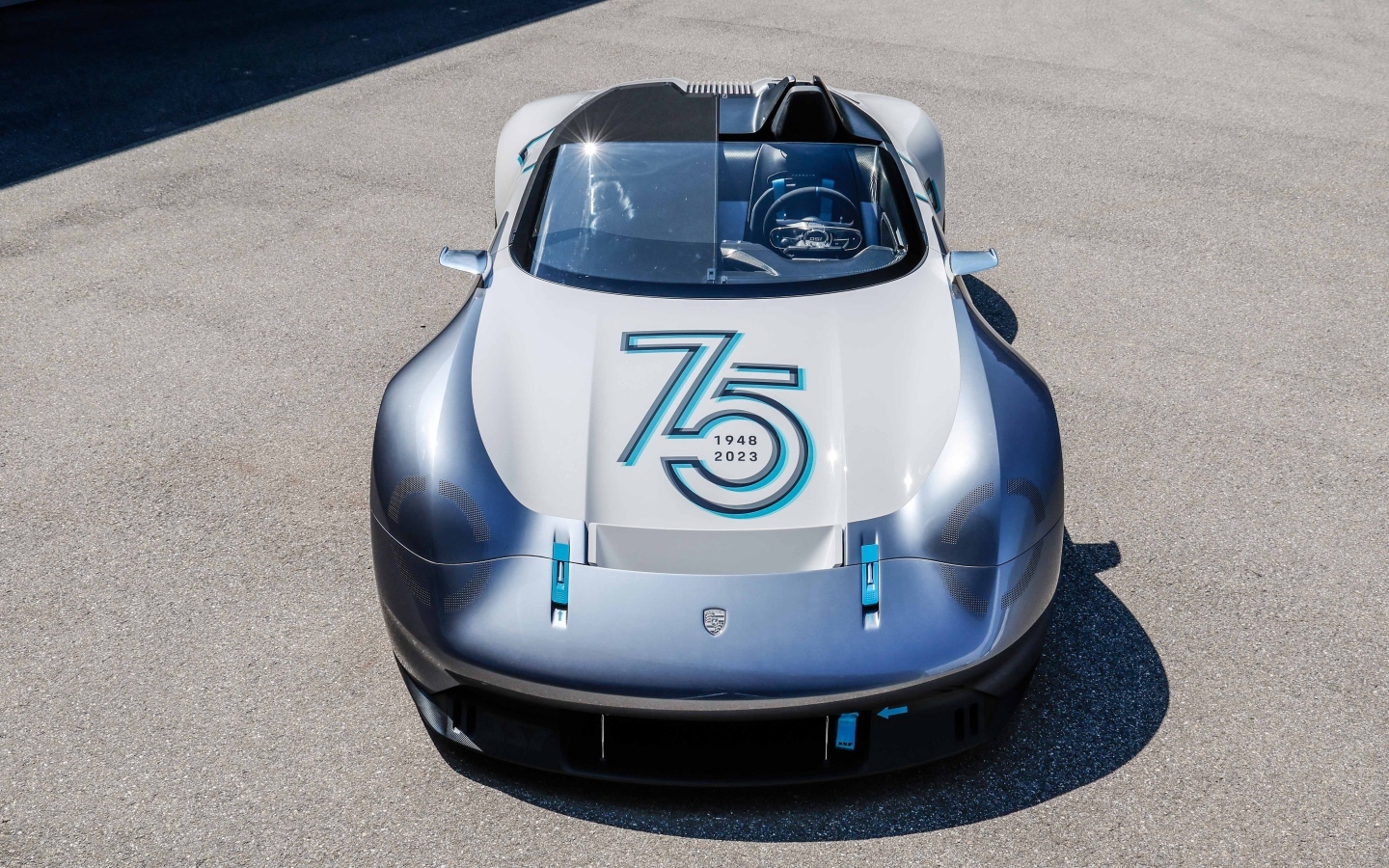 Вид сверху на гоночный автомобиль Porsche Vision 357 Speedster