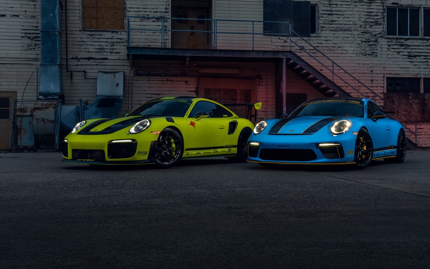 Два спортивных автомобиля Porsche 911 GT2 RS & GT3 RS