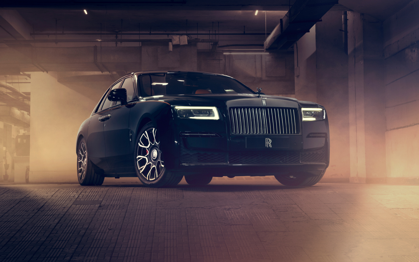 Черный автомобиль Rolls Royce Ghost Black Badge