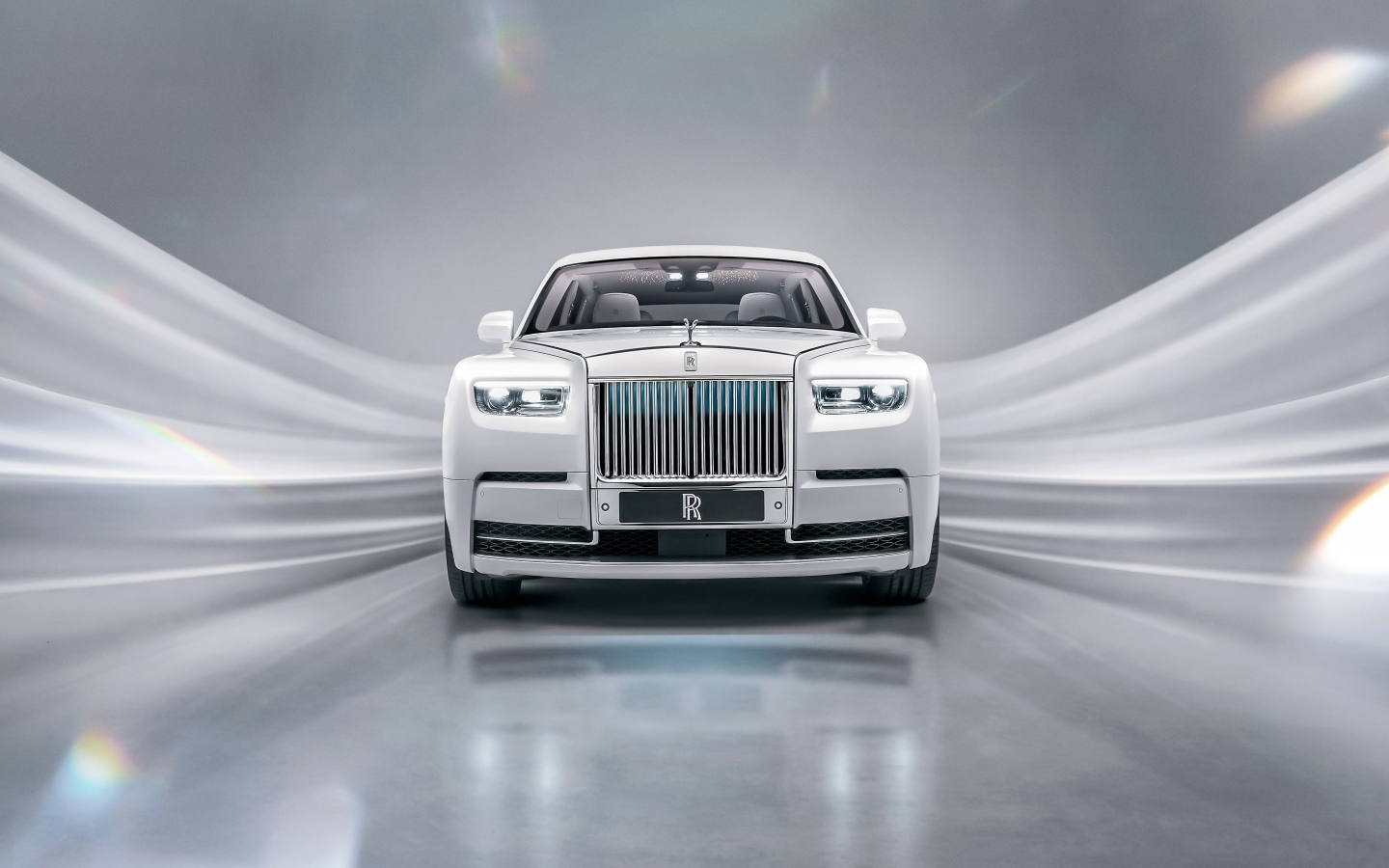 Автомобиль Rolls-Royce Phantom EWB Platino вид спереди