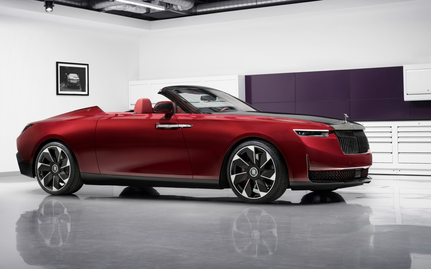 Красный кабриолет Rolls-Royce La Rose Noire Droptail 2023 года в комнате