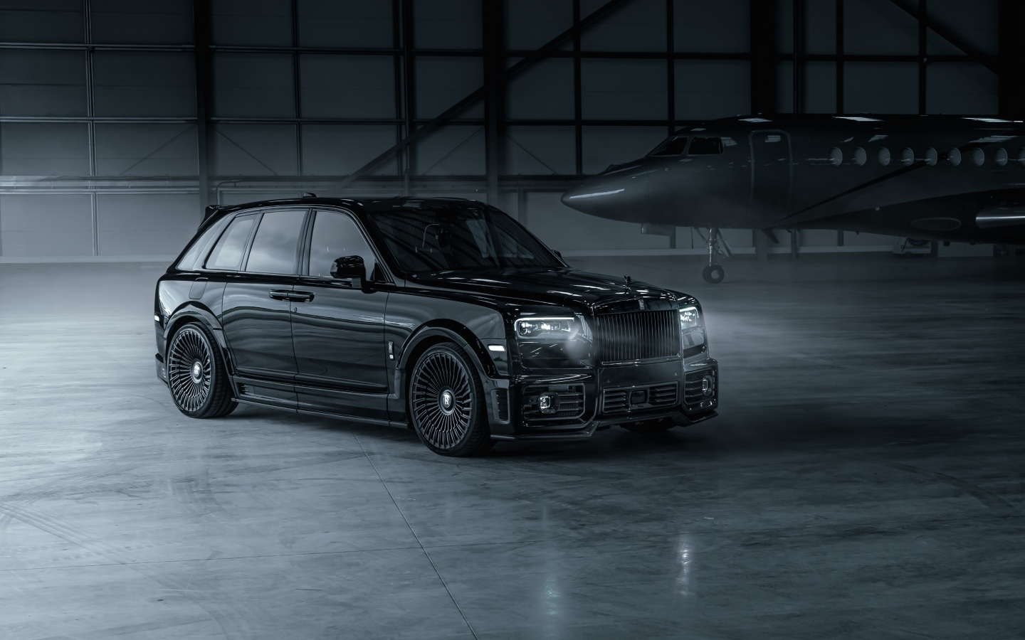 Автомобиль Rolls-Royce Cullinan с включенными фарами