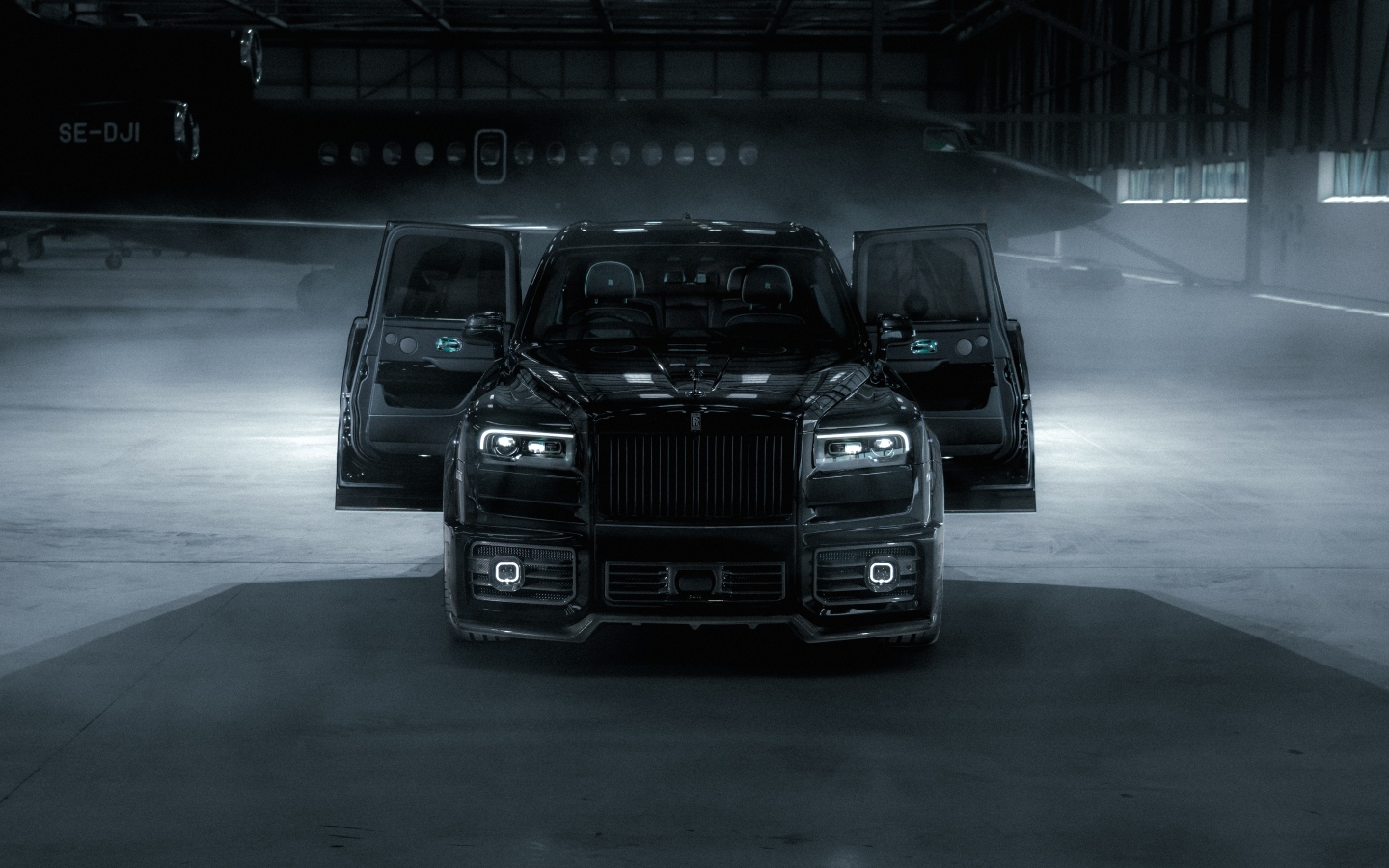 Автомобиль Rolls-Royce Cullinan с открытыми дверями