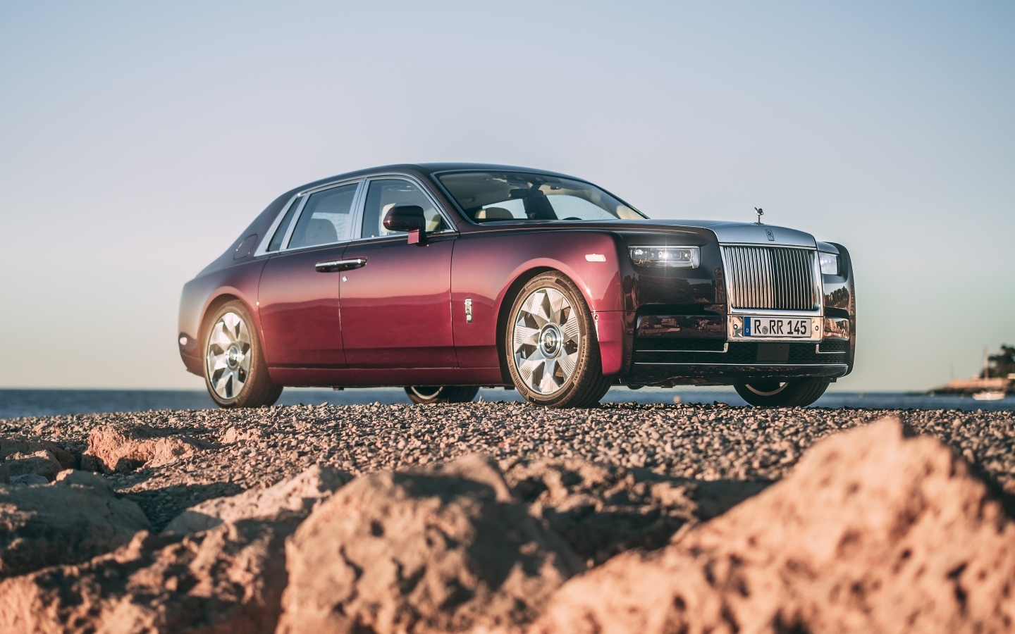 Автомобиль Rolls-Royce Phantom на песке