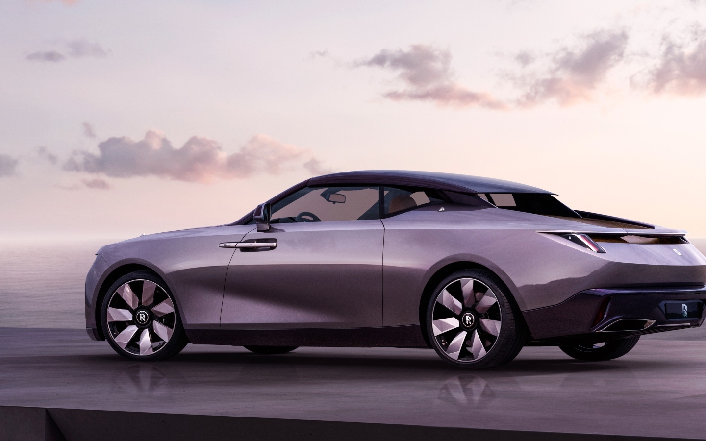 Серебристый автомобиль Rolls-Royce Amethyst Droptail вид сзади