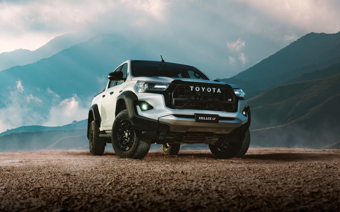 Большой Toyota Hilux GR Sport Double Cab 2023 года