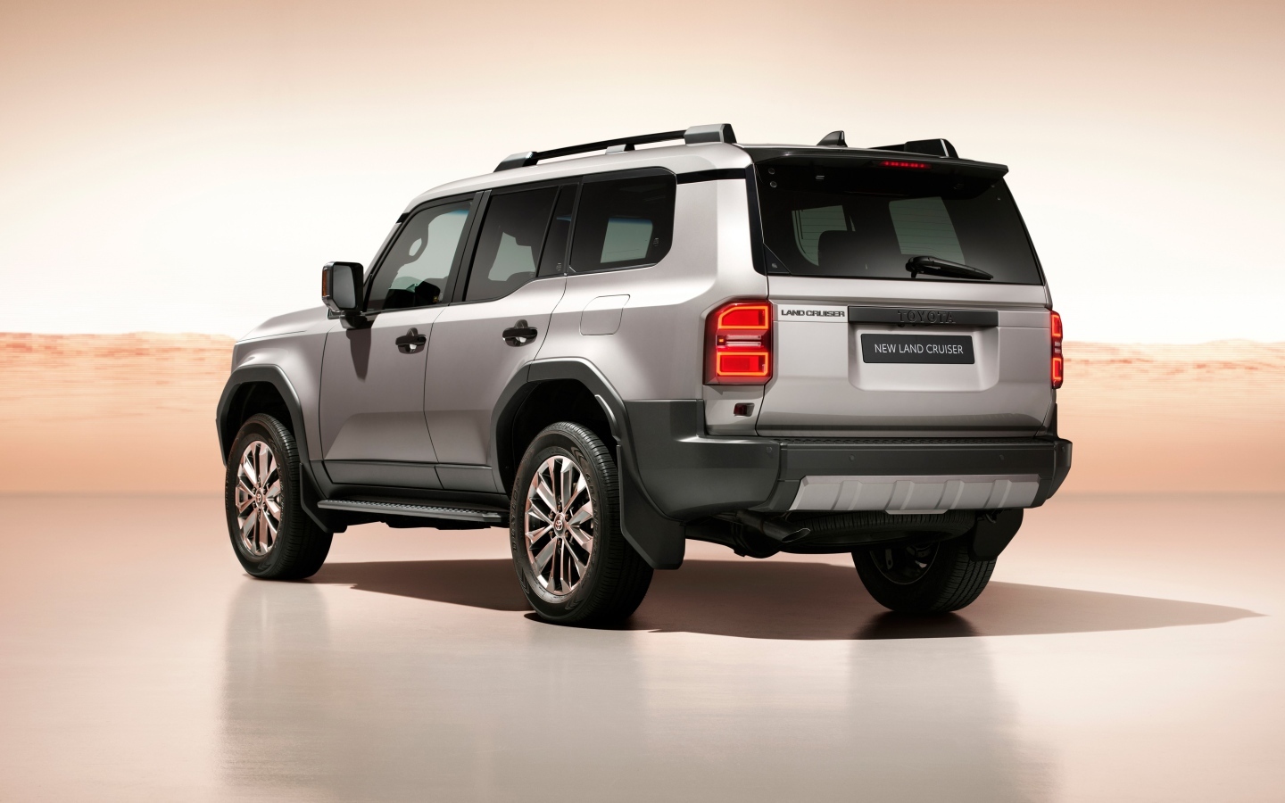 Вид сзади на автомобиль Toyota Land Cruiser 2024  года