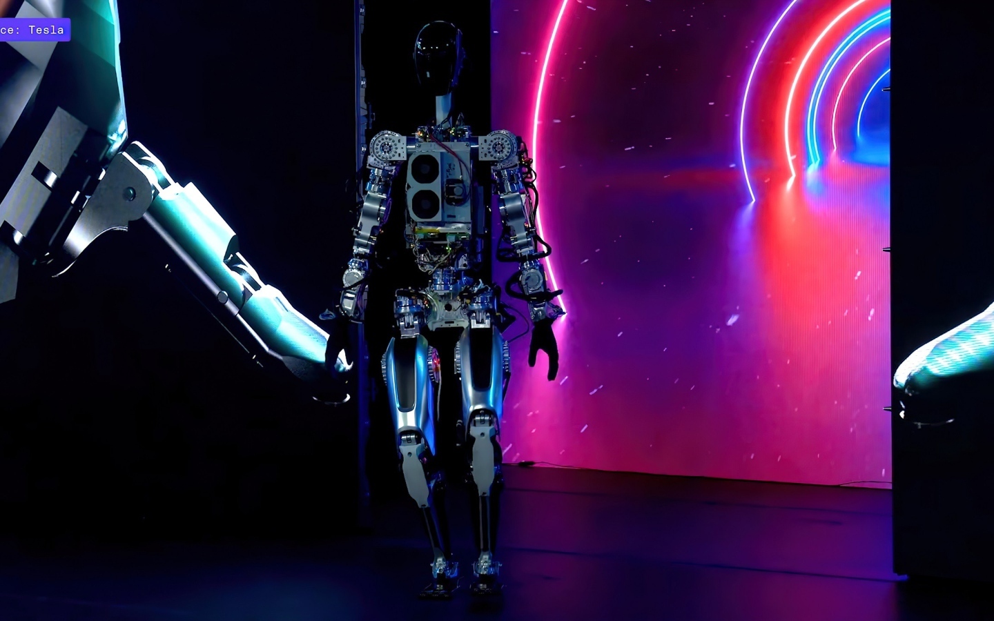 Робот Tesla Optimus на  презентации