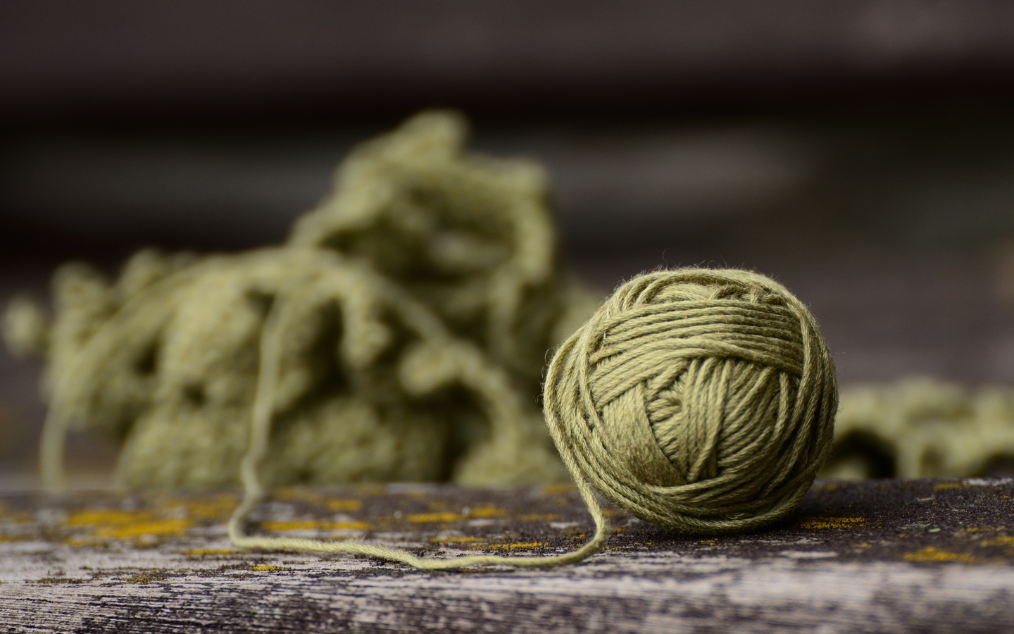 Клубок ниток на деревянном столе