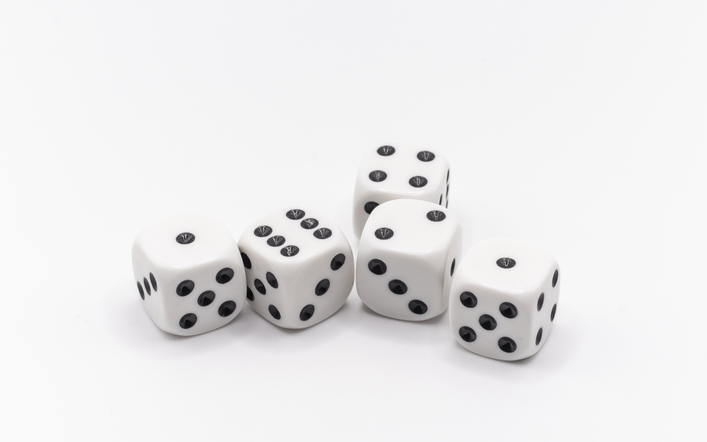 Игральные кости на белом фоне