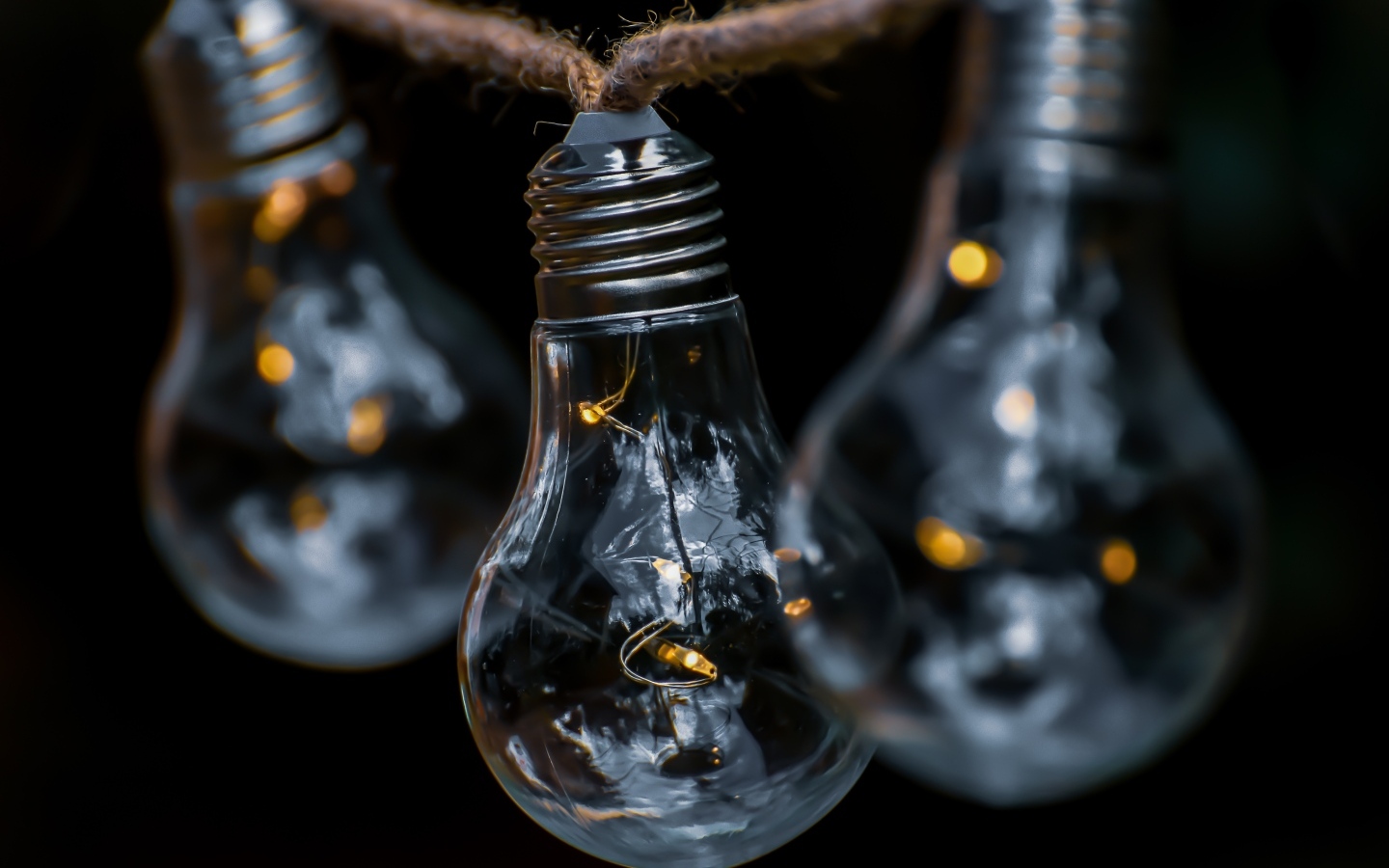 Стеклянные лампочки на веревке 