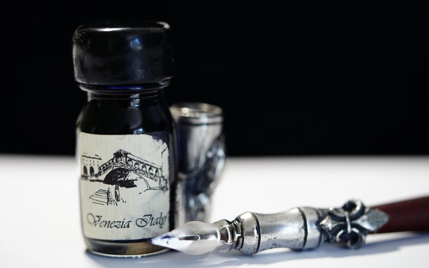 Ручка и чернила на столе