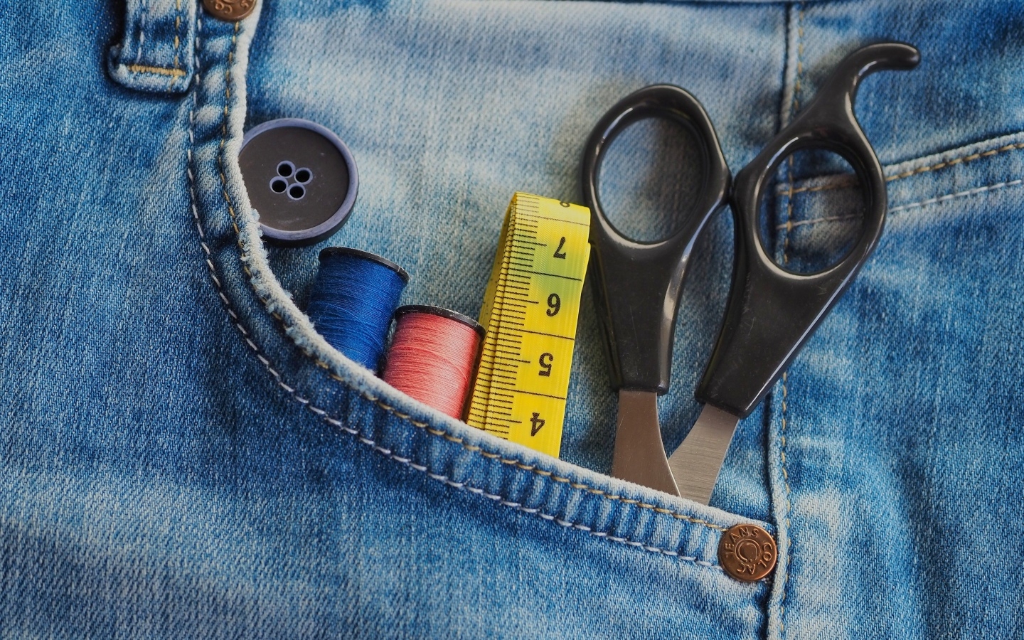 Ножницы, нитки и сантиметр в кармане джинс