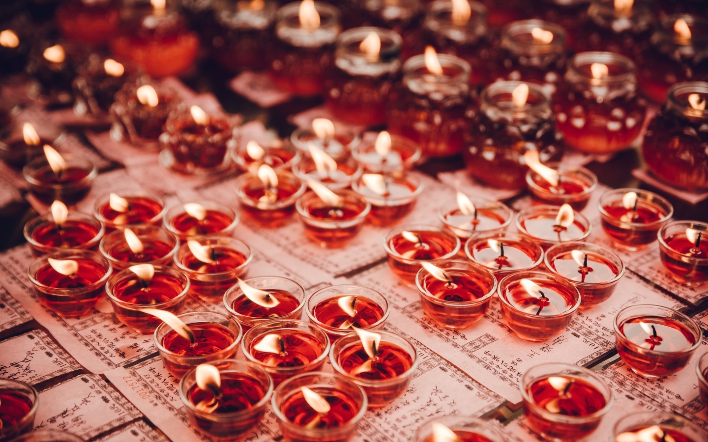 Маленькие зажженные ароматные красные свечи