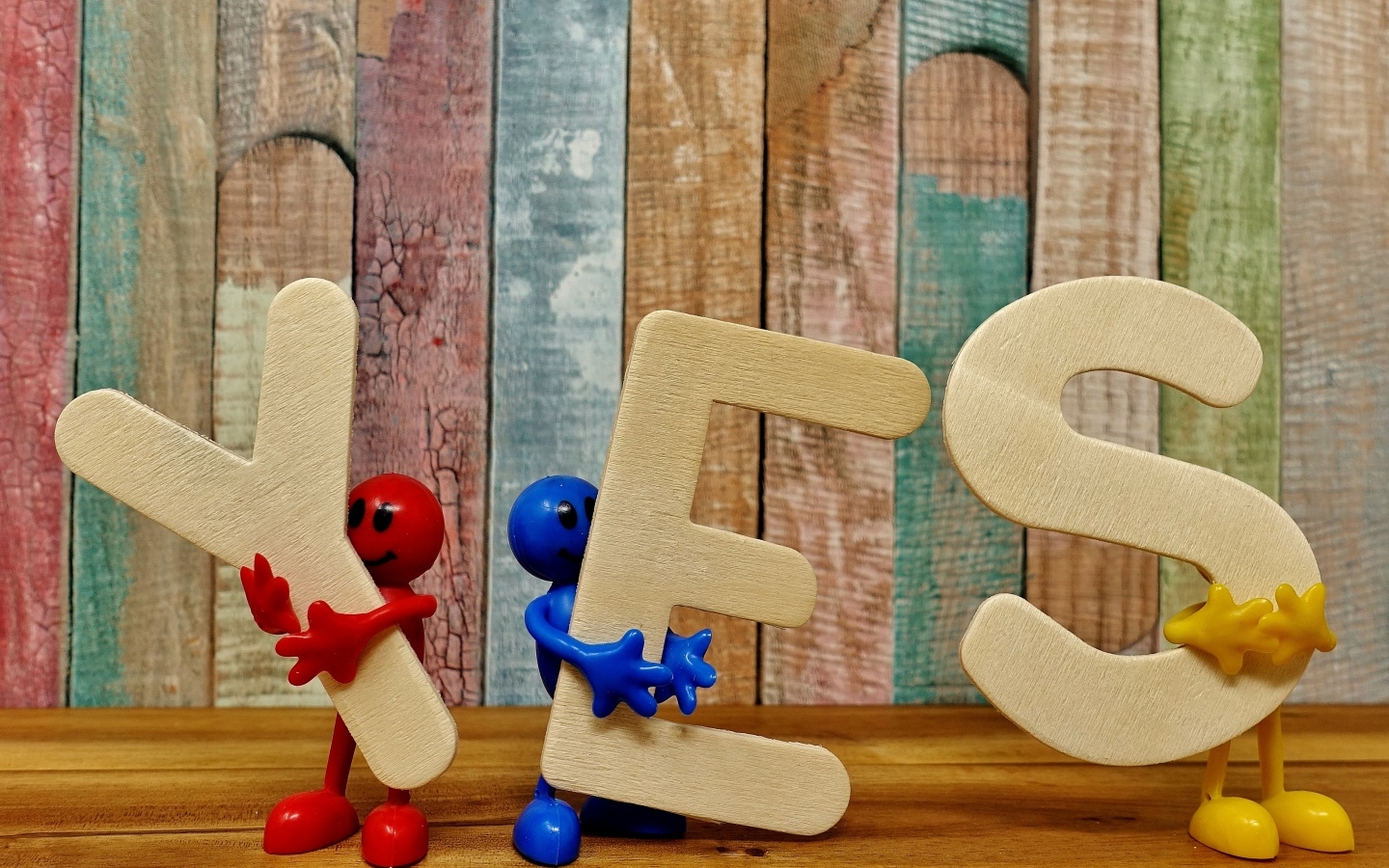 Деревянная буквы с надписью да