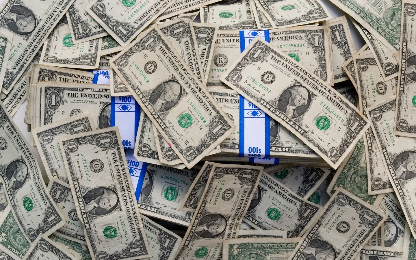 Много купюр в один доллар крупным планом