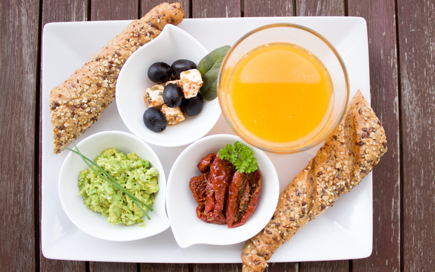 Аппетитный завтрак на большой белой тарелке