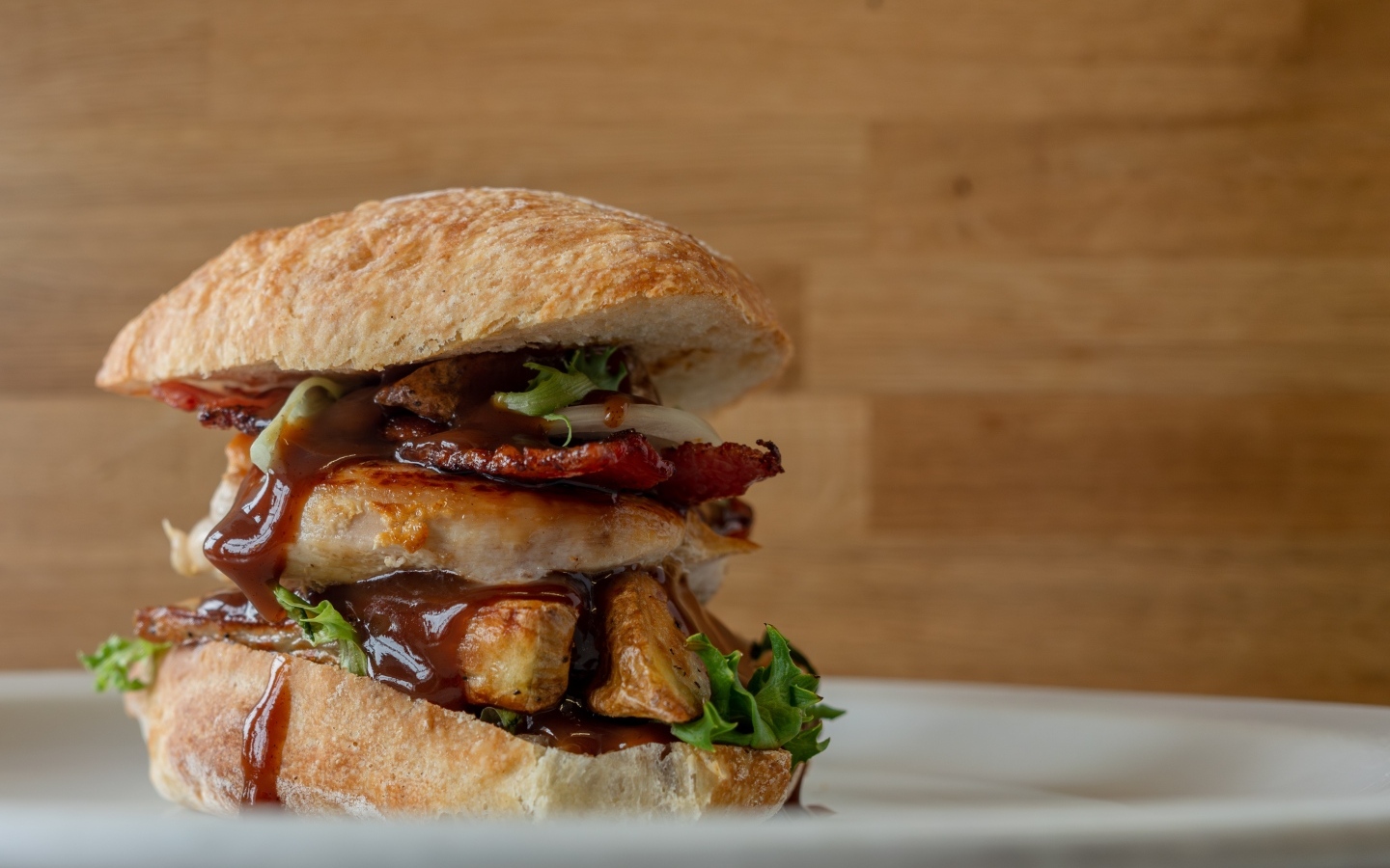 Большой сочный гамбургер с куриной грудкой