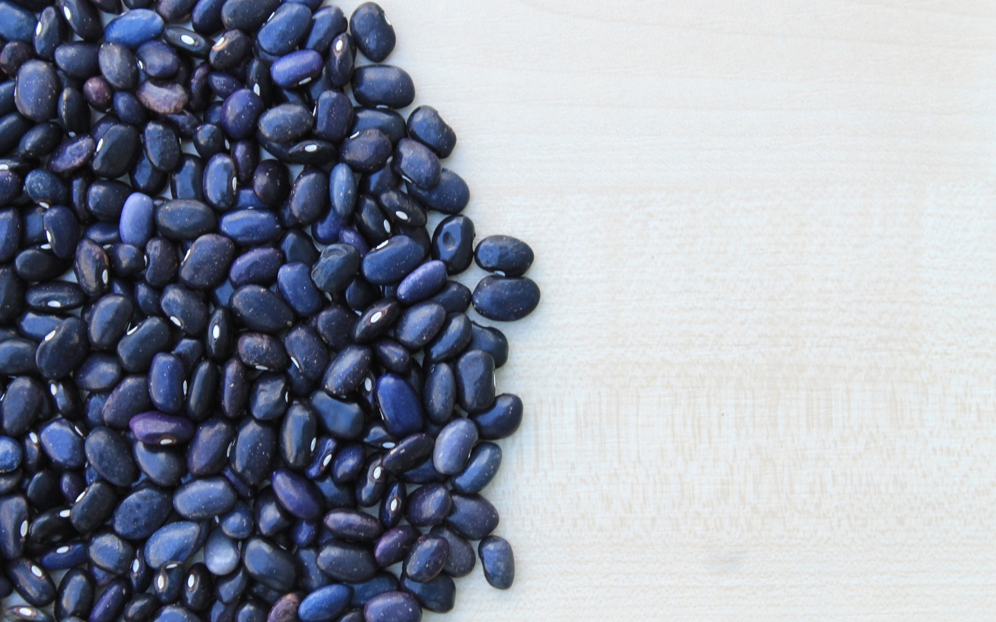 Черная фасоль на столе