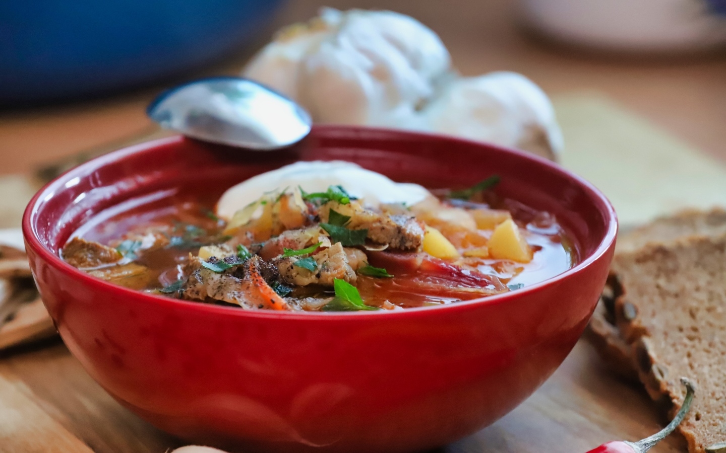 Борщ с мясом на столе с чесноком