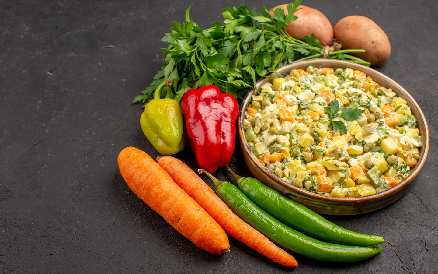 Миска салата с овощами на столе