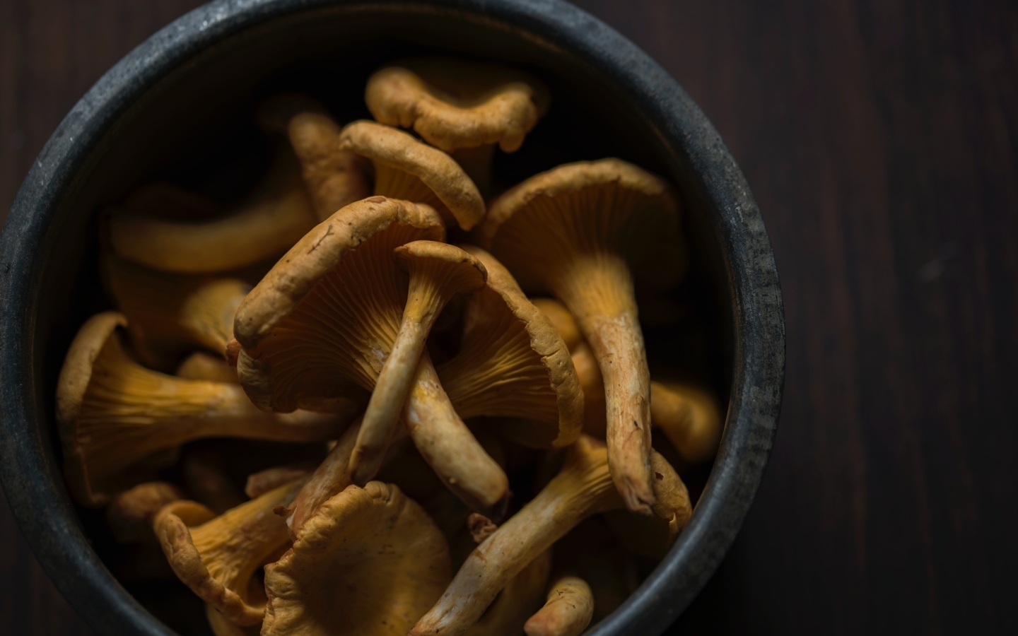 Грибы лисички в миске на столе