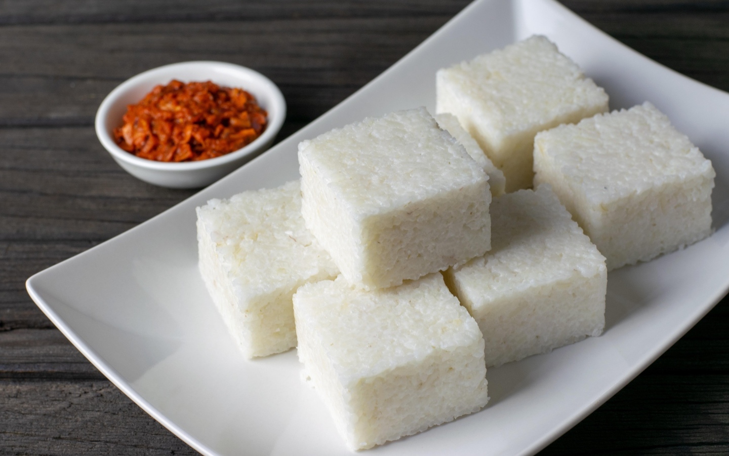 Десерт на большой белой тарелке на столе 