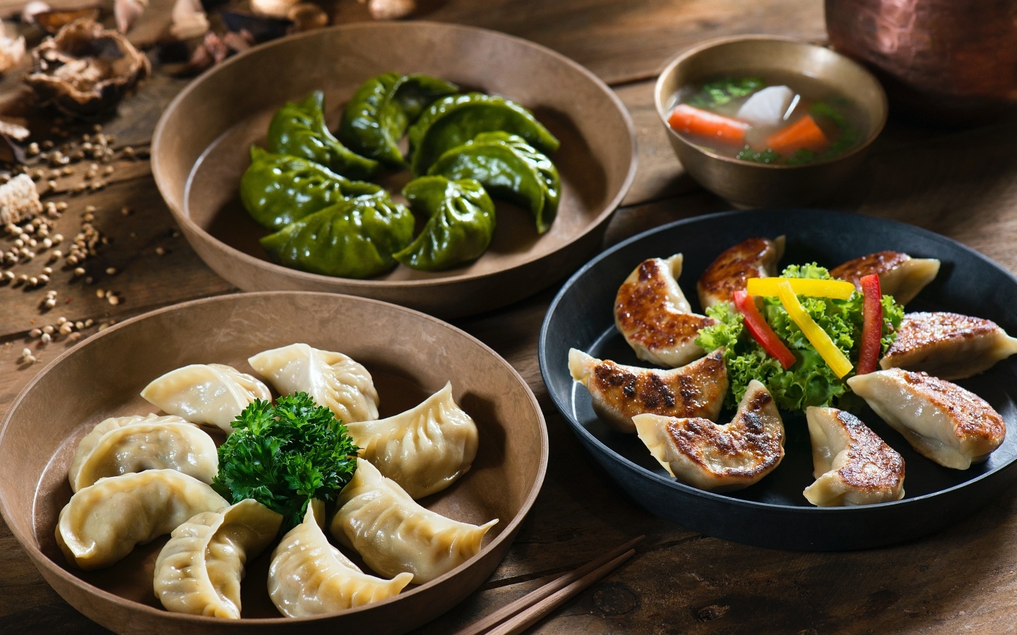 Вареники в мисках на столе