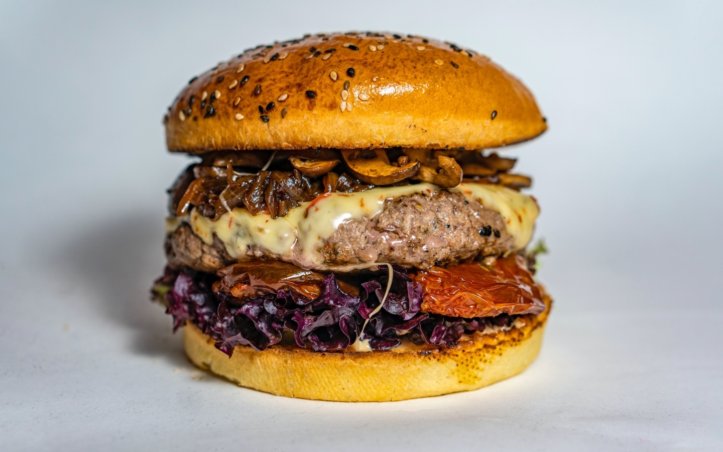 Ароматный сочный гамбургер на сером фоне крупным планом