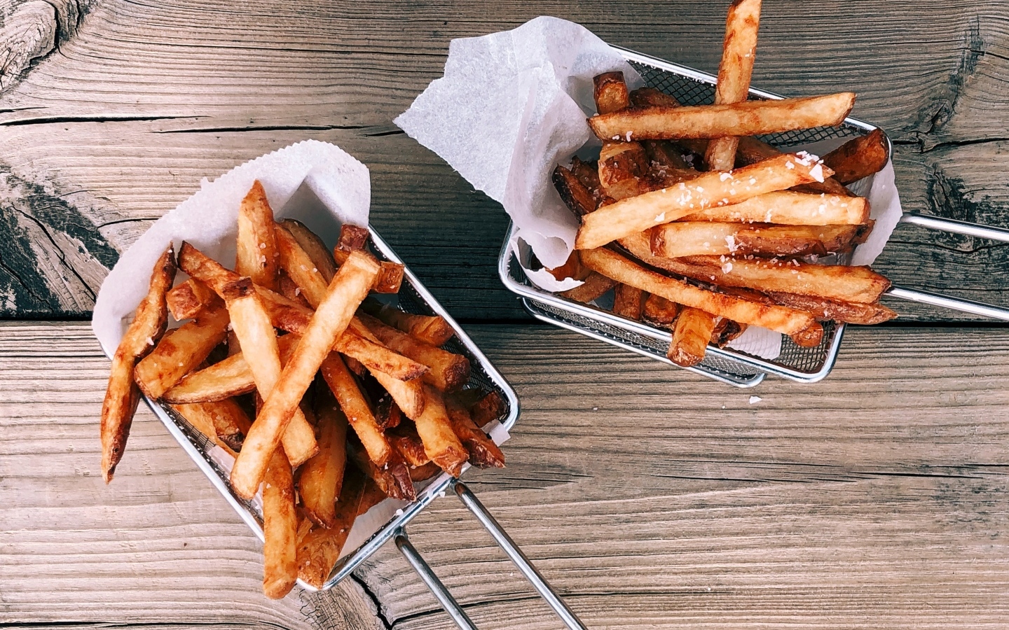 Картофель фри в сетке на столе