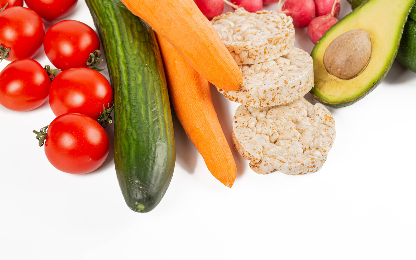 Свежие аппетитные овощи и хлопья на белом фоне