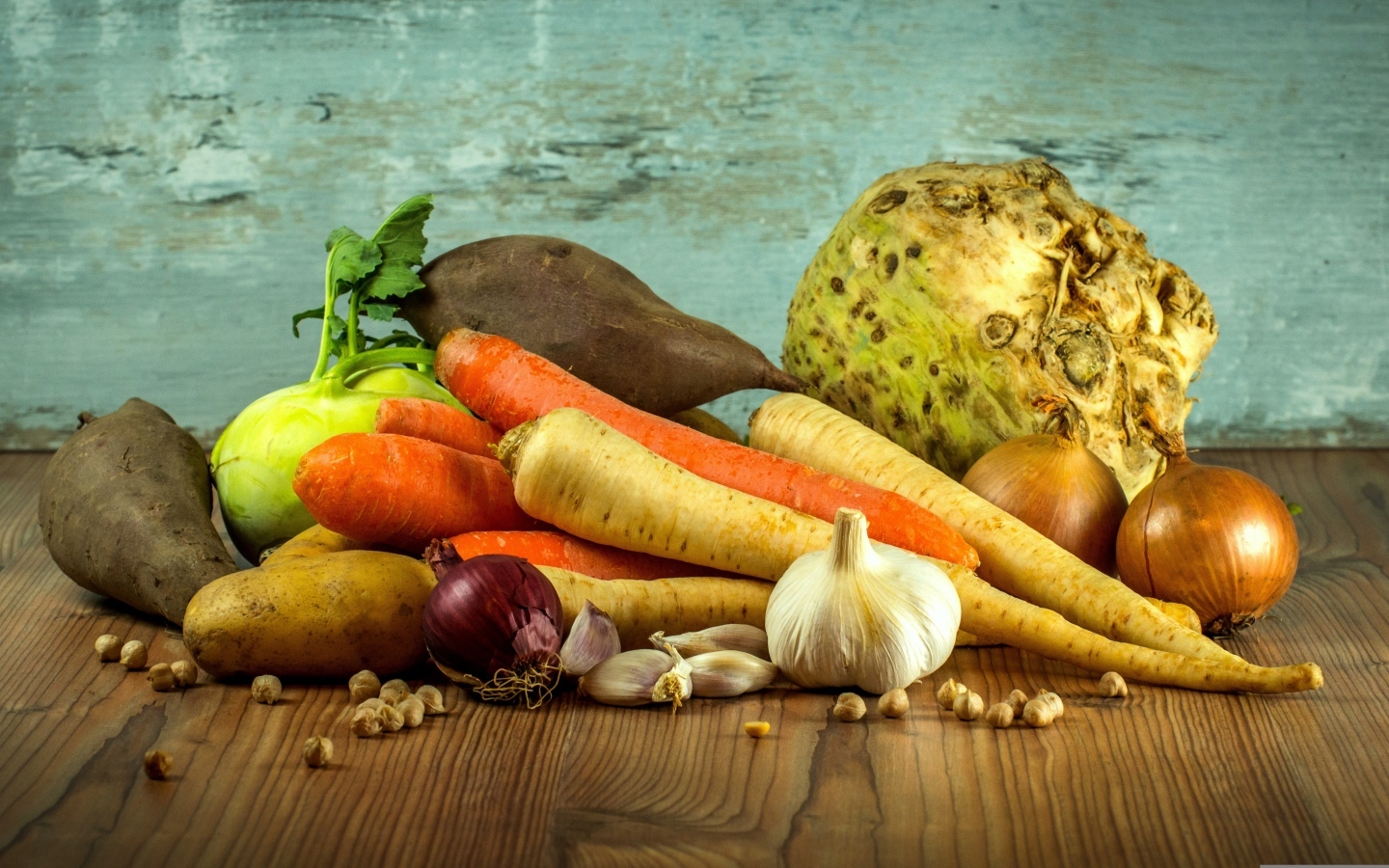 Свежие корнеплоды лежат на столе