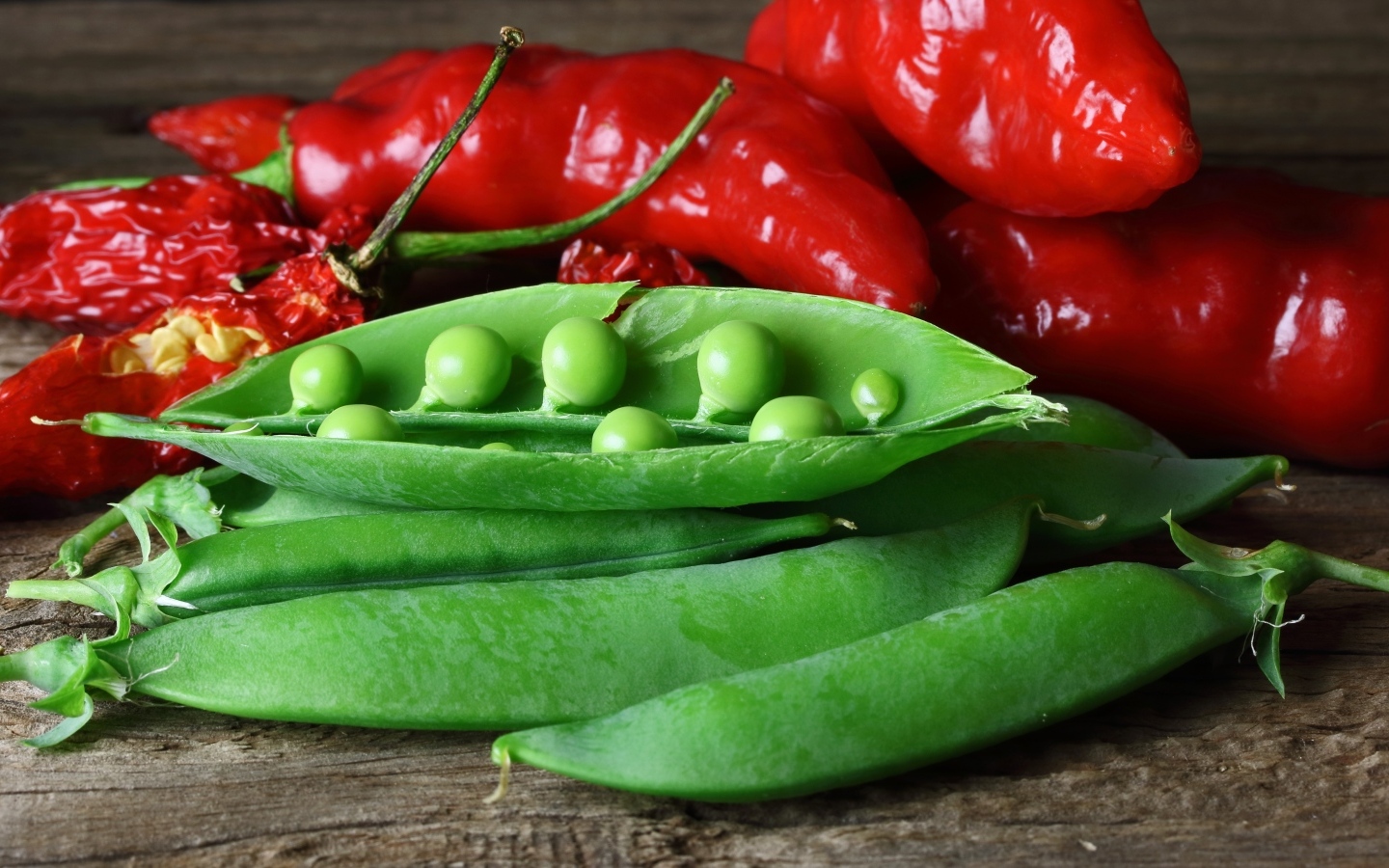 Зеленый горошек с красным перцем на столе