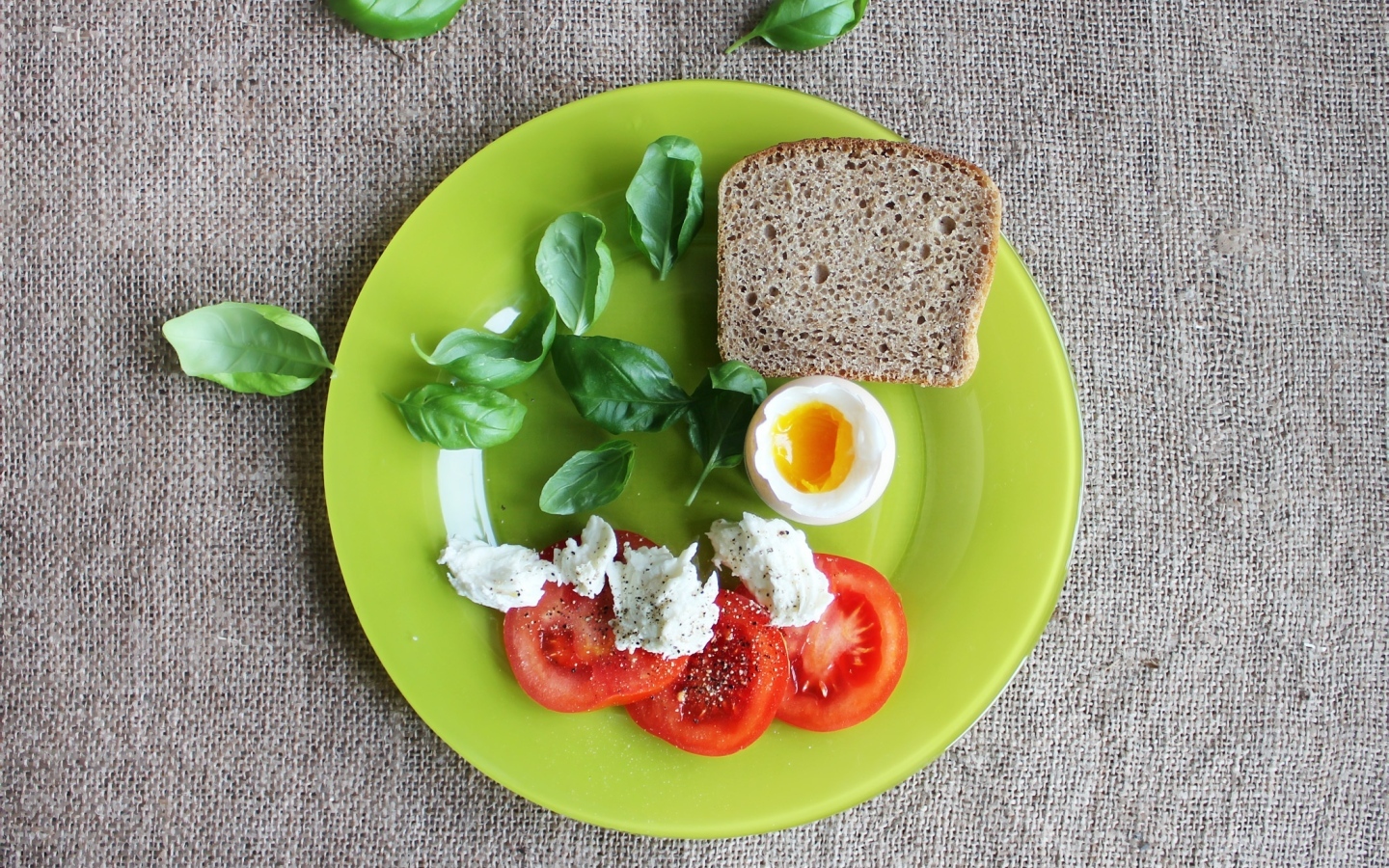 Полезный завтрак на большой тарелке