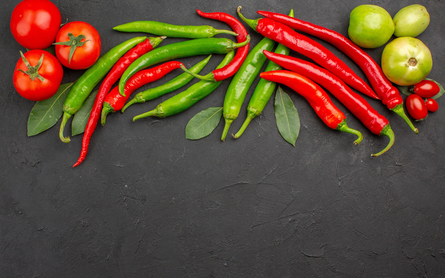 Острый перец чили на столе с помидорами