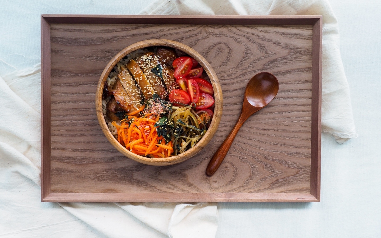 Японское блюдо с овощами на столе