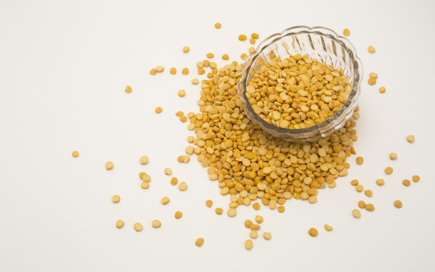 Чечевица рассыпана на белом фоне