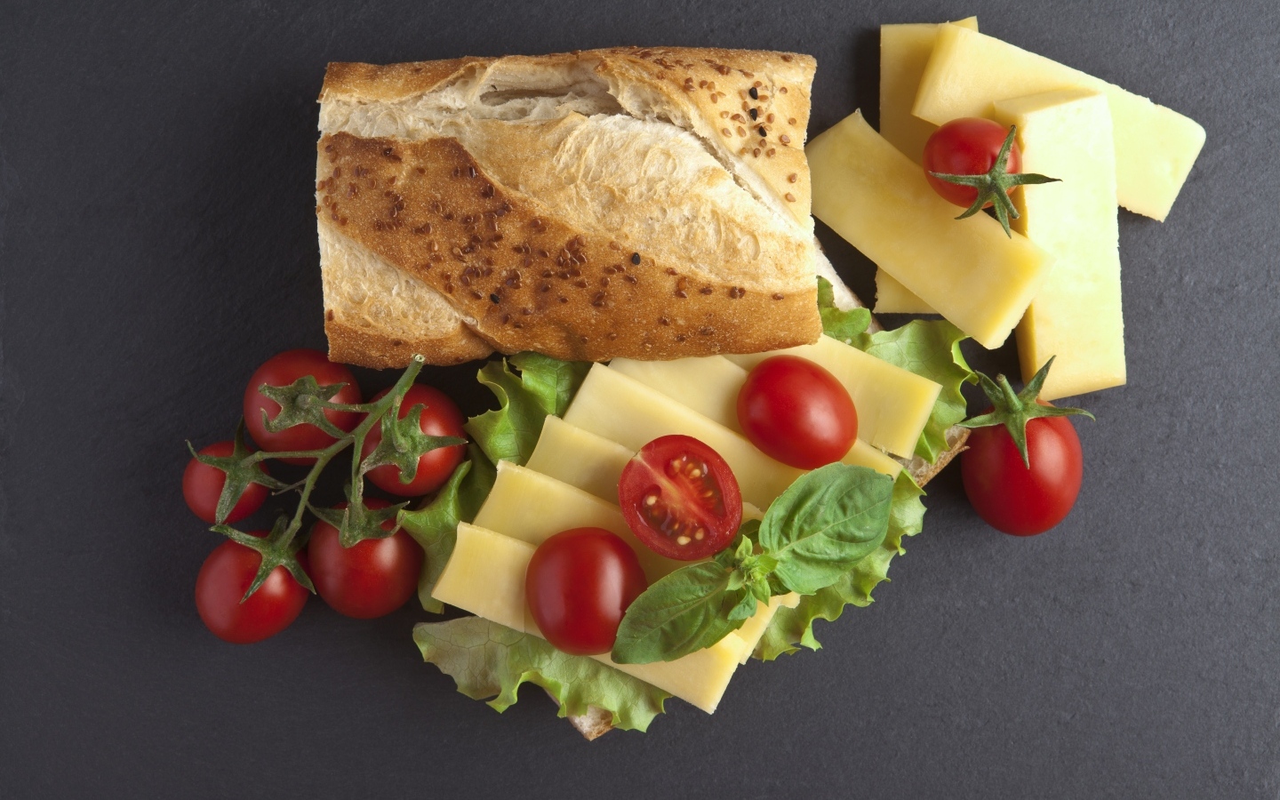 Батон с сыром и помидорами на сером фоне