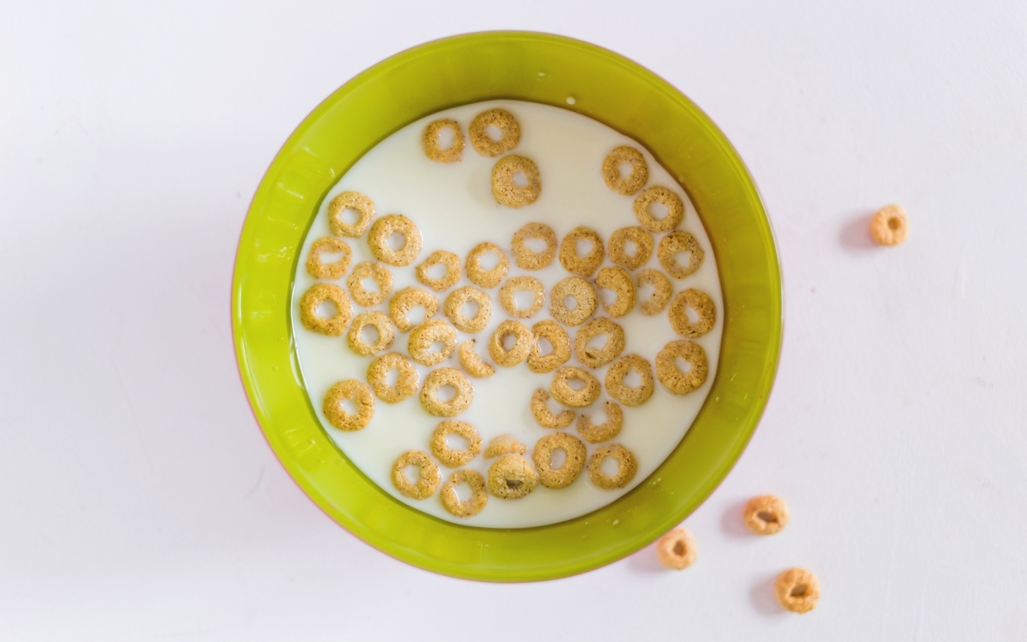 Молоко с хлопьями в миске