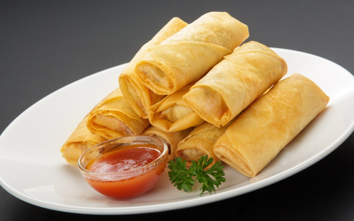 Блины с джемом на большой белой тарелке