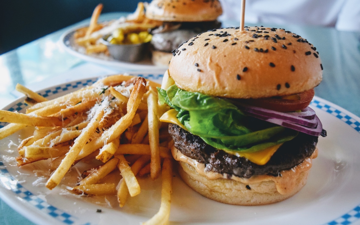Тарелка с гамбургером и картофелем фри