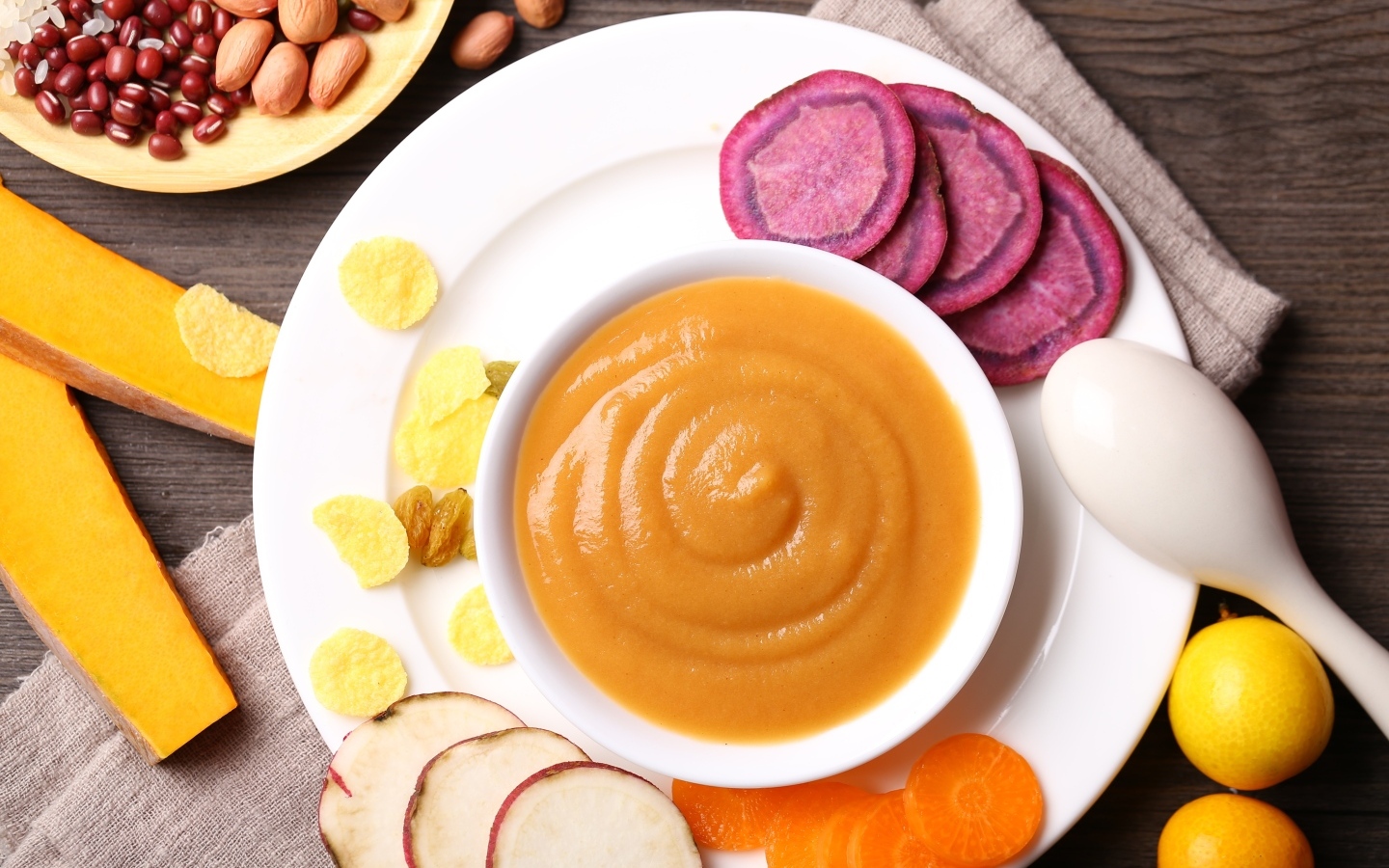 Тыквенное пюре с овощами на столе