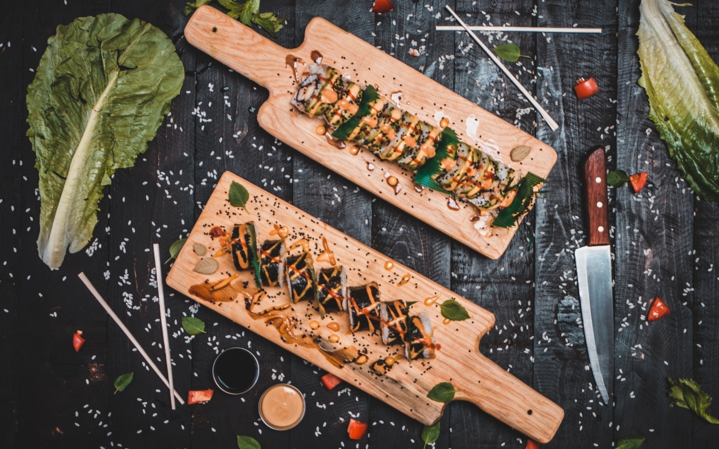 Роллы на деревянной доске на столе