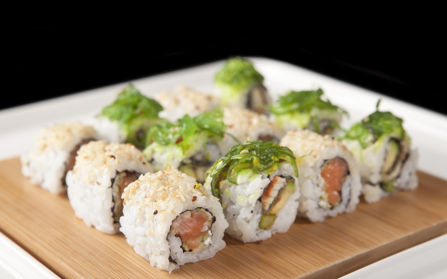 Роллы с рыбой на деревянной доске