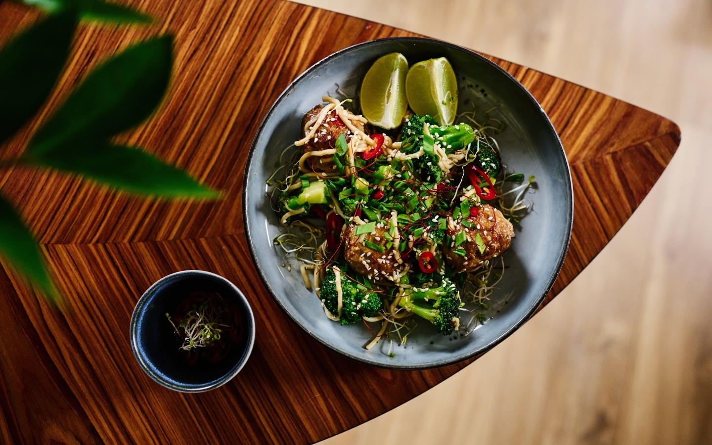 Салат на тарелке с кусочками лайма