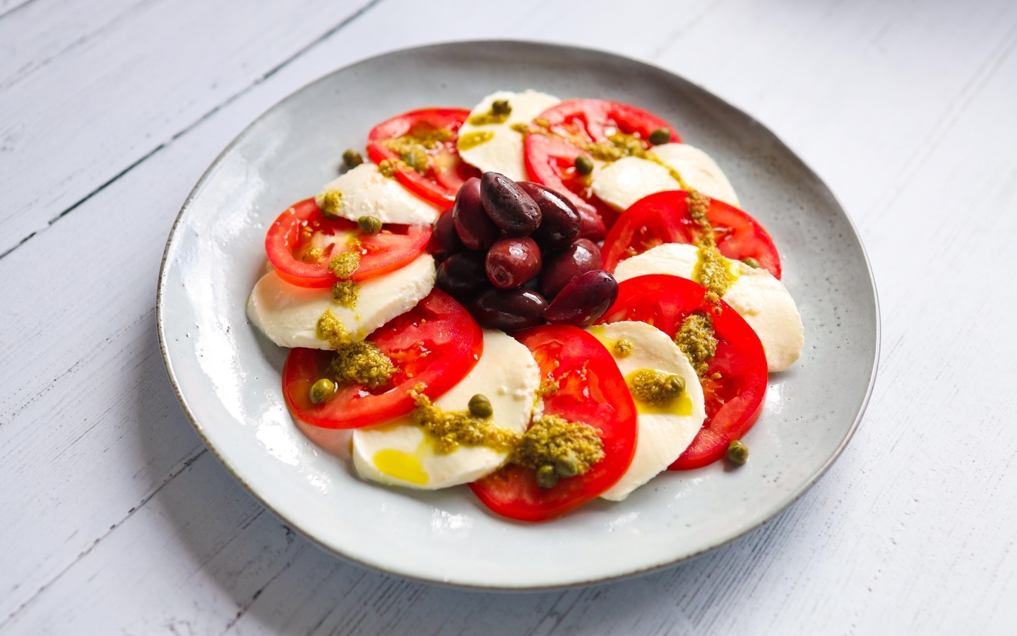 Салат с сыром моцарелла, помидорами и маслинами